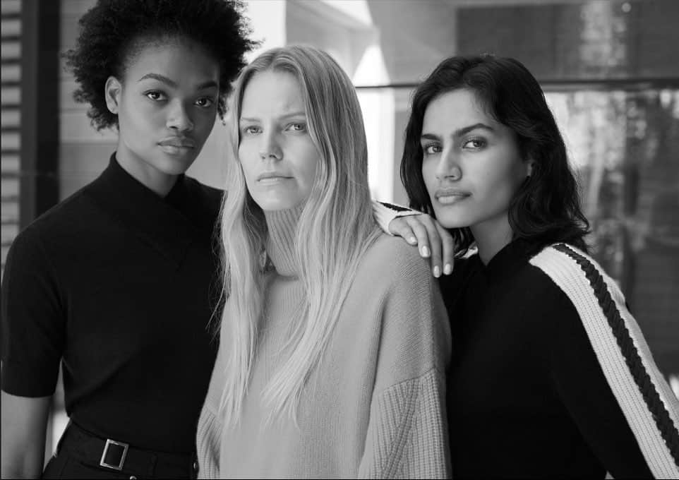アマンダ ウェイクリーのインスタグラム：「New year... new cashmere...  #cashmere #knitwear #skisweater #ss21 #monochromestyle #sportsluxe   Photographer: @janlehner  Styling: @cathykasterine  Hair: @neilmoodie  Make up: @zoetaylormakeup」