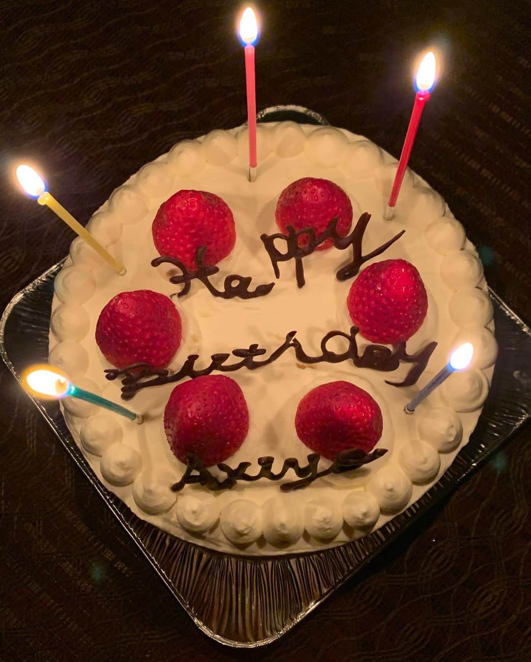 Maruさんのインスタグラム写真 - (MaruInstagram)「🍓 マミィのケーキは、いっちゃんといっちゃんママが作ってくれました！  いっちゃんアイデアの チョコレートのメッセージがkawaiiでしょ？   #実はご自分のバースデーかと勘違いしているまるさんでした」1月2日 21時15分 - akiyomaru