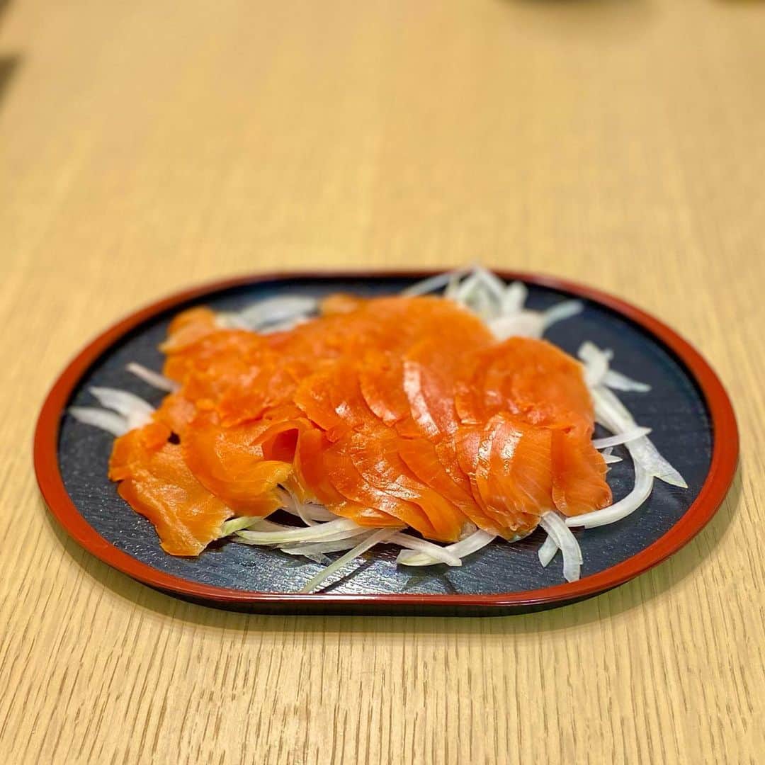 堀江淳のインスタグラム：「このサーモンは別格に美味しい！ (と思う) 「王子サーモン」from 苫小牧 ＃サーモン　＃王子サーモン ＃苫小牧　#メモリーグラス  #堀江淳 #ザベストテン #昭和歌謡 #1981年 #水割りをください」