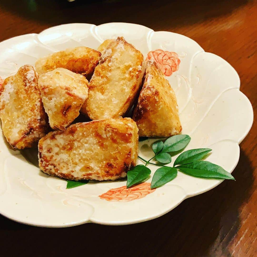 のインスタグラム：「おつまみその三。 白味噌雑煮に使った海老芋を含め煮にして片栗粉をはたいて唐揚げに。 煮物だとあまり人気がないのに唐揚げにしたらあっという間に売り切れた。ゲンキンね。  #海老芋 #海老芋の唐揚げ  #副菜の鬼」