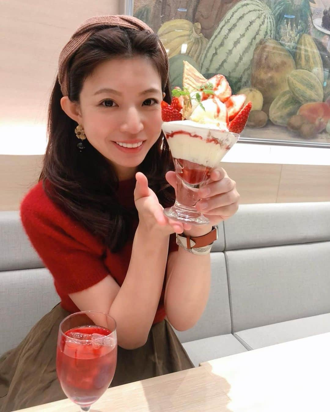 熱田久美さんのインスタグラム写真 - (熱田久美Instagram)「🍓京橋千疋屋 / 恵比寿〔東京〕 ------------------- 昨年行ったカフェ投稿の続きですが… お友達が頼んでた〔ハーフ苺のミルフィーユパフェ🍓〕 最近は私が食べれないけど、 友達の食べてるスイーツを見つつ 写真撮らせてもらい、食べた気分になってます🤣←え ・ とはいえフルーツって自然な甘さだから あまり罪悪感は少ない気がしてるのは私だけ？笑 いちごは冬の味覚だったのねー！🥨 まだまだ行きたいカフェが沢山あるので 昨年は仕事人間すぎたので、今年会いたい人には会う！を モットーに積極的に予定入れて行きたいと思います🐰❀ ・ #京橋 #千疋屋 #アトレ恵比寿 #京橋千疋屋 #フルーツパーラー #フルーツ #いちご #パフェ巡り #パフェ活 #パフェスタグラム」1月2日 21時21分 - kuumi1125