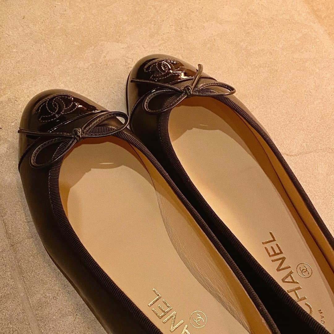 大伴理奈さんのインスタグラム写真 - (大伴理奈Instagram)「New shoes🤍 バレエシューズは元々 あまり持ってなかったので 履くたびにウキウキする☺️  #chanel #shoes #ballerinashoes」1月2日 21時24分 - rina_otomo