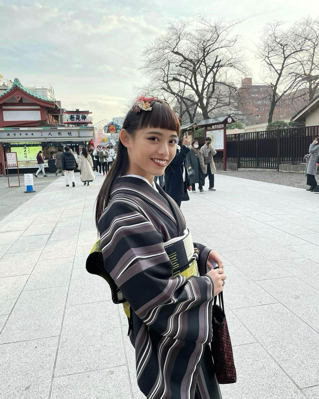 飯田りほさんのインスタグラム写真 - (飯田りほInstagram)「2021年もよろしくお願いします😌 今年はいろんなことに挑戦して最高な1年になりますように♥♥♥.  ｿｼﾃ!!!着物はいつも @asakusa_niji さんに頼んでるの😌 大好きな店長といつもふざけてます🤣🤣🤣 ヘアメイクさんも天才だし店長も着付けが本当に上手だからいつも遊びに行っちゃう🥰 . . #2021年  #謹賀新年 #今年もよろしくお願いします #丑年 #年女」1月2日 21時25分 - rrri_ho