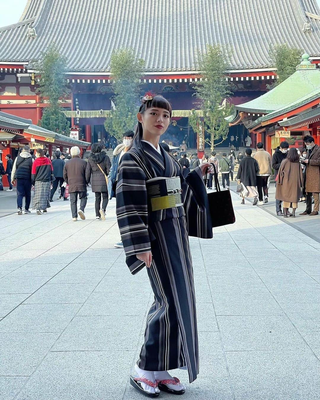 飯田りほのインスタグラム：「2021年もよろしくお願いします😌 今年はいろんなことに挑戦して最高な1年になりますように♥♥♥.  ｿｼﾃ!!!着物はいつも @asakusa_niji さんに頼んでるの😌 大好きな店長といつもふざけてます🤣🤣🤣 ヘアメイクさんも天才だし店長も着付けが本当に上手だからいつも遊びに行っちゃう🥰 . . #2021年  #謹賀新年 #今年もよろしくお願いします #丑年 #年女」