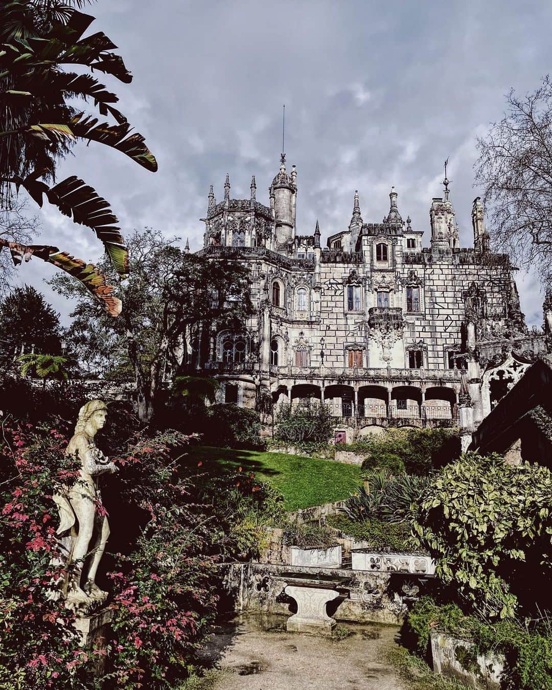 カロリーヌ・ド・メグレのインスタグラム：「The incredible Quinta da Regaleira in Sintra (1910) by Italian architect Luigi Manini 🇵🇹✨」