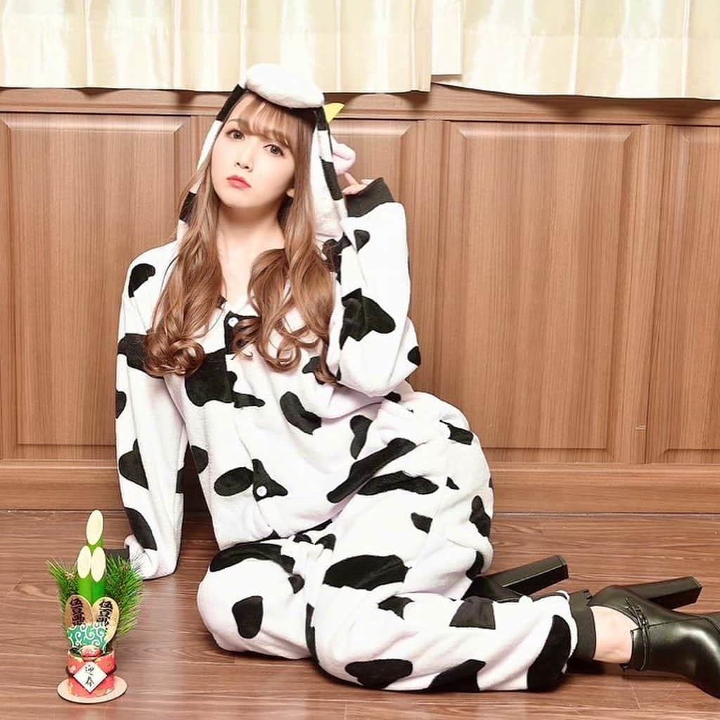 友田彩也香のインスタグラム：「🎍❤︎🐄💭﻿ ﻿ ﻿ ﻿ 友田彩也香オフィシャルファンクラブ🏰👸﻿ https://fantia.jp/fanclubs/62661﻿ ﻿ #インスタグラビア #instagravure﻿ #Japanese #japanesegirl ﻿ #sexy #Photo #gravure #shooting﻿ #official #Fanclub #offshot﻿ #Fantia #ファンティア ﻿ #follow #followme﻿ #happynewyear2021 #🐄﻿ #happynewyear #2021 #謹賀新年」