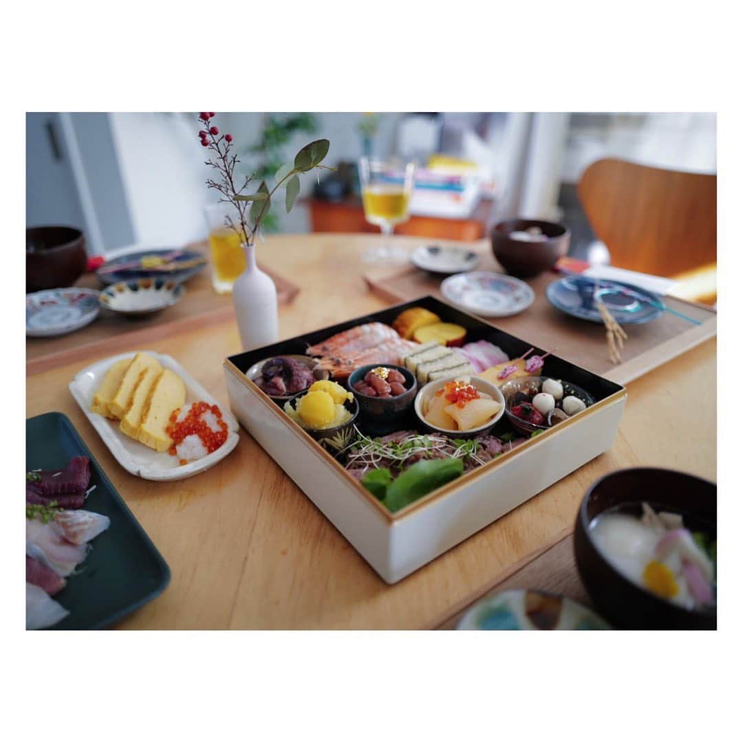 のインスタグラム：「お正月の朝🎍 お節は家族が好きなものだけを 詰め込んで。 今年のローストビーフは セリが作ってくれました❤︎  魚はいつもの @miyakesuisan 🐟  #newyear #お正月 #お節」