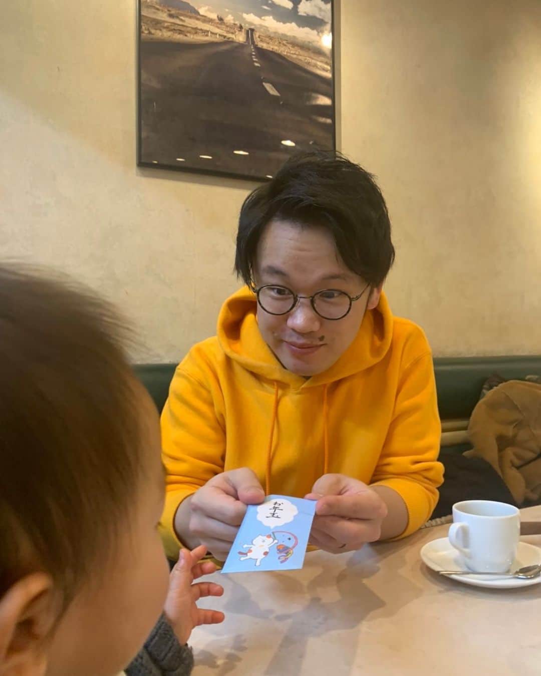 きむちゃんのインスタグラム：「人生で初めてお年玉あげました  #甥っ子可愛いすぎた #俺めっちゃハマってた気がする #ハイタッチしてくれた #お年玉渡すときの顔 #緊張しすぎやろ！ #余裕持て！ #そして甥っ子は片手で受け取ってた #額が少なかったかな #この時期の子にあげる #妥当な金額分からん、、、」
