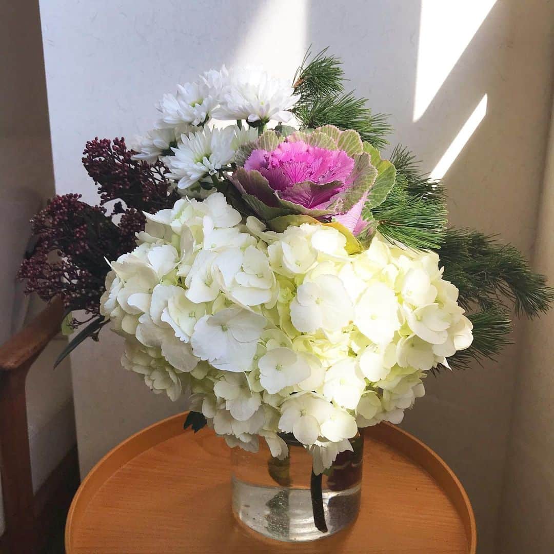 のインスタグラム：「お正月のお花、ここ何年かワンパターン化していて飽きてきた…で今年は変化球。 白と松、をテーマにお花屋さんを巡っていたらこの季節に珍しい白アジサイが。葉牡丹と小菊、松の枝を添えて。たっぷりとした姿がなんか好き。花持ちもよく嬉しく眺めています。箱根駅伝観て飲んで食べるだけの2〜3日がいちばん正月らしいと思う。 #flowers #happynewyear #happyholidays #お花　#お正月のお花 #あじさい　#白　#松　#正月休み　#花のある暮らし」