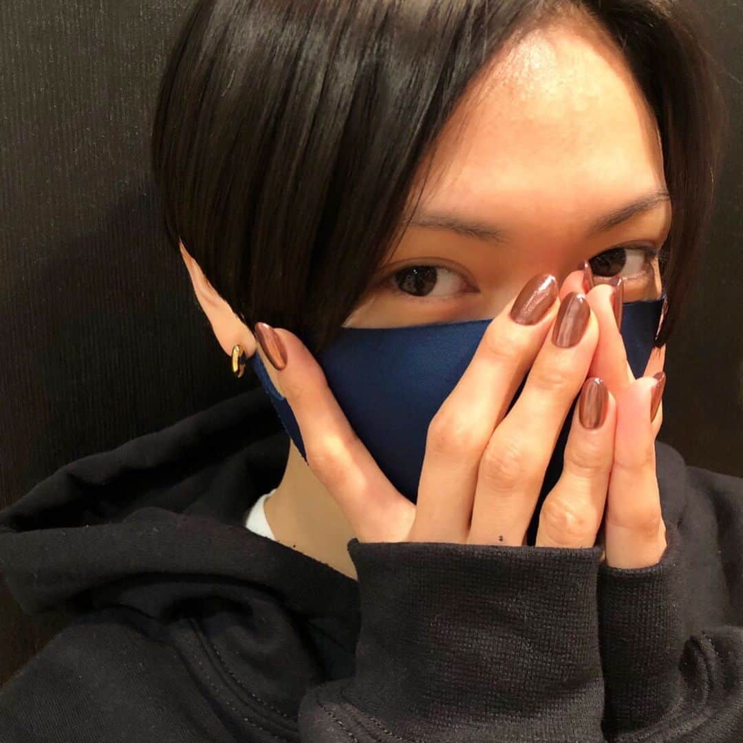 関根祥子のインスタグラム：「紅白の司会お疲れ様❤️  どの衣装もおふみにぴったりだったなー！素敵でした😍 そんな衣装に合わせて赤味のボルドーにコッパーミラーの深みの中に可愛さもあるネイルにしました🌈♘  紅組の勝ちの時のおふみの笑顔最高だったー☺️  今年もよろしくね❤️  #二階堂ふみ　さん #mojonail」