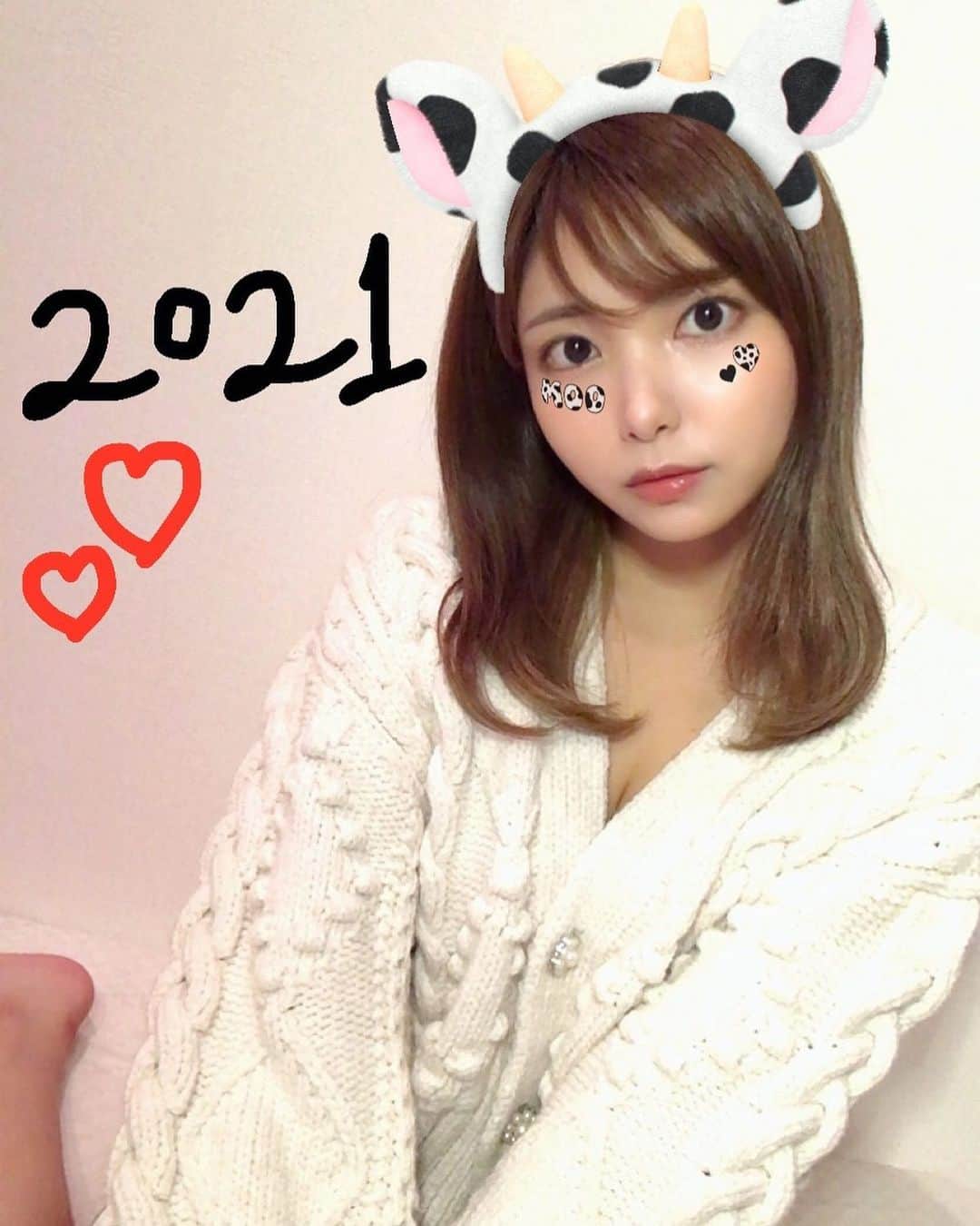 西谷麻糸呂のインスタグラム：「あけましておめでとう御座います🐄  今年もよろしくお願いします。  去年は応援し支えて下さったファンの皆様、お仕事関係の皆様、お友達、関わって下さった全ての方々本当にありがとうございました！  2021年も沢山仕事して沢山遊んで素敵な1年にしましょう🦷  #ahappynewyear #あけましておめでとうございます🎍  #お正月 #2021  #西谷麻糸呂」