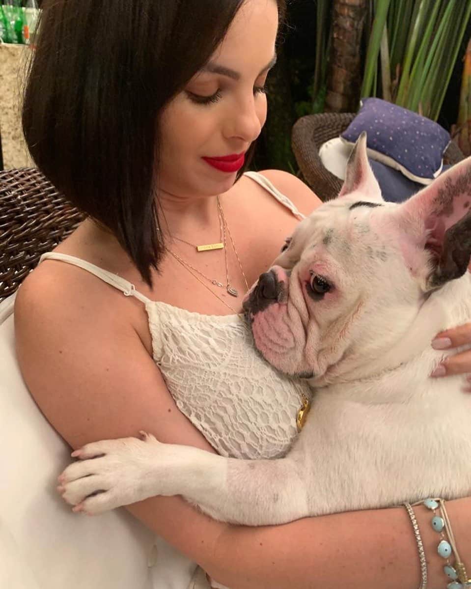 ステファニー・ブリットのインスタグラム：「É só um neném sair do colo da mamãe que um gordinho já corre pra aproveitar... 🥰」