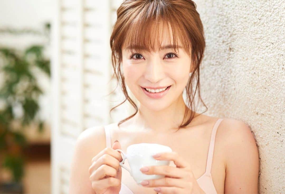 のインスタグラム：「年明け初投稿は2021年カレンダーのアザーカットから😍朝起きてコーヒー飲んでいたら彼が起きてきて、おはよ🥰って言う感じ！とカメラマンさんと決めて撮ったカットでした😂💓カレンダー届いた方は何月がよかったか是非ききたいっ😋  カレンダーの通常販売と9日の発売イベント、10日のオンラインイベントの予約はこちらからです🥰 https://tokyolily.jp/magazine/?p=32690  Photo by @sanomadoka_photo」