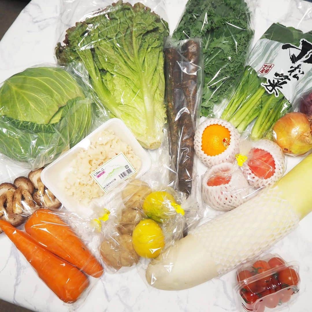 Kuboi Ayumiさんのインスタグラム写真 - (Kuboi AyumiInstagram)「緊急事態宣言…どうなっちゃうんでしょう。 今も外出や外食も控えて、ほとんど公共交通機関も使わない生活を続けているのですが、やっぱり不安。 お正月から気分が暗くなっちゃうのも嫌だったので、野菜たっぷりのランチにしました。  生産者さんの顔が見えるおいしいお野菜をお取り寄せしたので 届いたばかりの野菜をトッピングしてみました。 おいしい野菜を食べるとパワーが出ます。  きれいなグリーンの麺は、さぬきの匠がつくったうどん「やさいのなちゅるん（@hikariagri_official﻿ ﻿）」。 香川県オリジナル野菜である食べて菜の栄養を濃縮したパウダーを讃岐うどんに練りこんだ麺なんですよ。 のど越しがよくて、つるっと食べられちゃいます。  野菜は @seikabiyori のもの。 作り手さんがわかるので、安心して食べられます。 プロがセレクトしてくれているので、間違いなし！  体調を崩さないように、今年もカラダが喜ぶようなごはんや飲み物を取り入れていきたいと思います。  #料理好きな人と繋がりたい #キッチンスター ﻿#おうちごはん #おうちカフェ #簡単レシピ #やさいのなちゅるん #お取り寄せ #西宝町アグリ工場 #香川うどん #野菜麺  #ヘルシー麺 #pr  #時短レシピ #オーガニック #お取り寄せグルメ #ダイエット #ダイエットメニュー #アンチエイジング」1月2日 21時38分 - himekagami