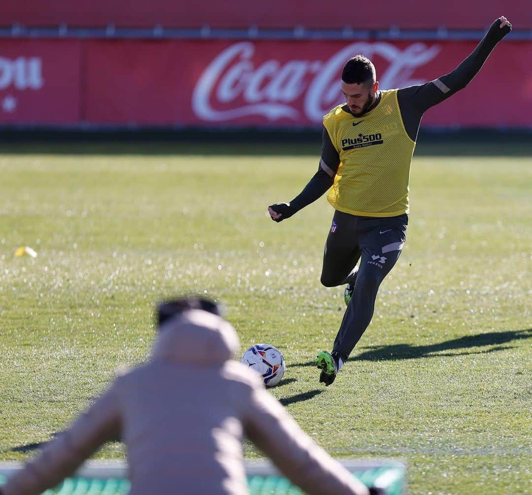 アトレティコ・マドリードさんのインスタグラム写真 - (アトレティコ・マドリードInstagram)「🎯 Afinando puntería   🔴⚪️ #AúpaAtleti」1月2日 21時38分 - atleticodemadrid