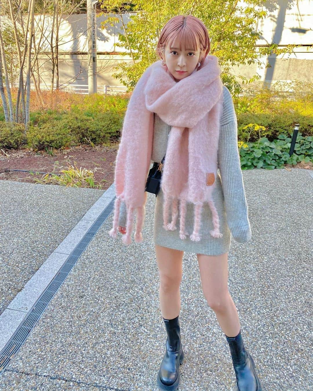 梅村実帆のインスタグラム：「薄着すぎて、雪国出身ですか？って聞かれた😂 真冬の晴れの日って雲ひとつなくてあったかくてすきなの ストーリーが好評だったのでこっちにも👶🏻自撮り🥵💦」