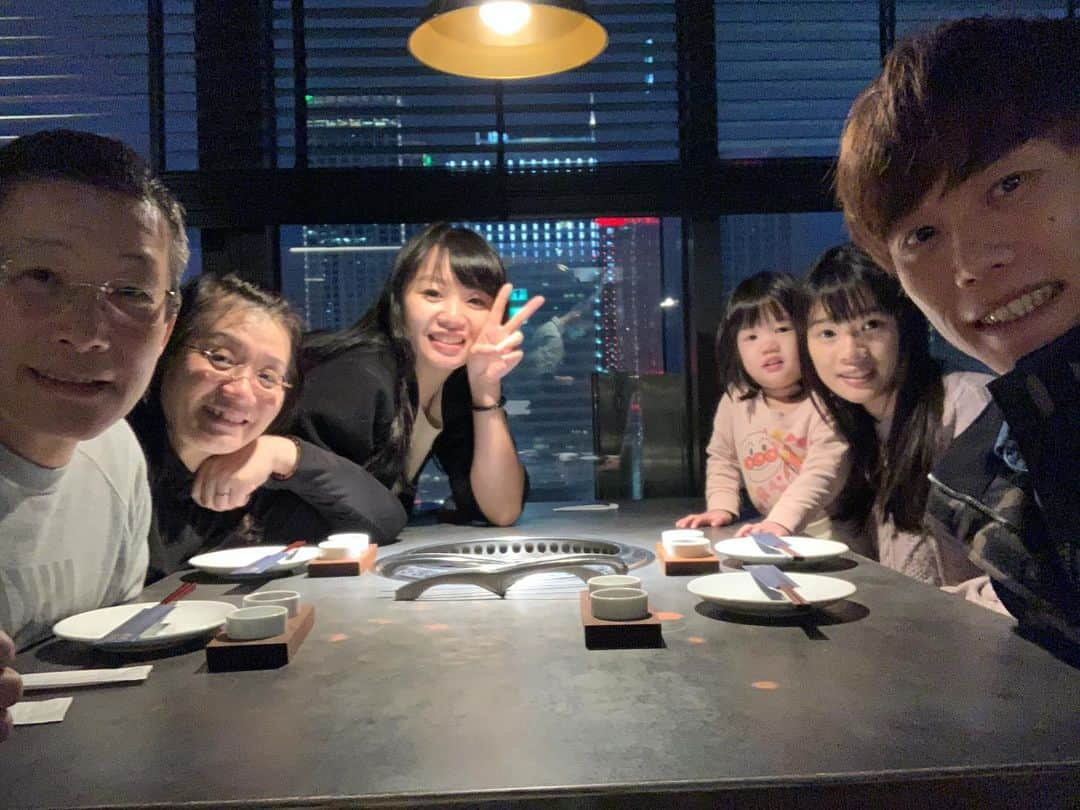 陳冠宇さんのインスタグラム写真 - (陳冠宇Instagram)「輝哥生日快樂🎂 美美的夜景配好吃的燒肉😋」1月2日 21時41分 - kuanyu1029