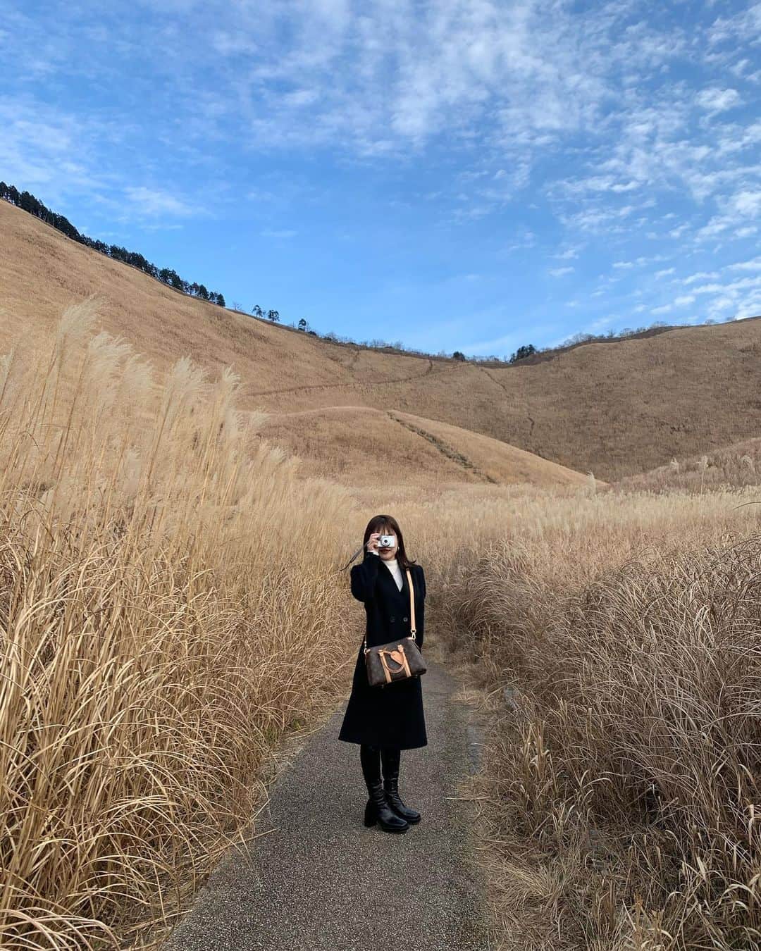 大関れいかのインスタグラム：「. あけおめぇ！☃️㊗️ 2021年だぜぇ 今年は早速、16日に初のエッセイ本を 発売するからすごくわくわく！！ みんな見てくれるかな🥺  からの、年末年始あっという間で泣いた。 ずっとこのまま寝て食べていたい。 みんな今年もよろしくねぇ☺️ 今年も大関れいか全力で ピースしていくぜぇ〜✌🏻✌🏻」