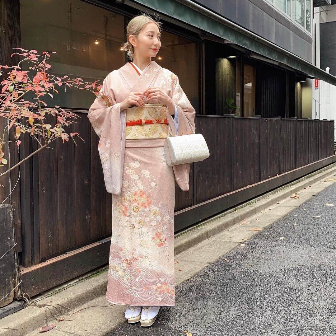 松尾 瞳のインスタグラム：「. インスタグラマーさん達がしっかり年末と新年の挨拶を 大晦日、元旦に更新していた中マイペースにこんばんは。 あけましておめでとうございます🌅🎍  昨年も仲良くしてくれた友達、 お仕事やプライベートでお世話になった方々、 インスタで交流して下さったフォロワー様、 ファンの方、皆さまありがとうございました🍶  今年もよろしくお願いします👘」