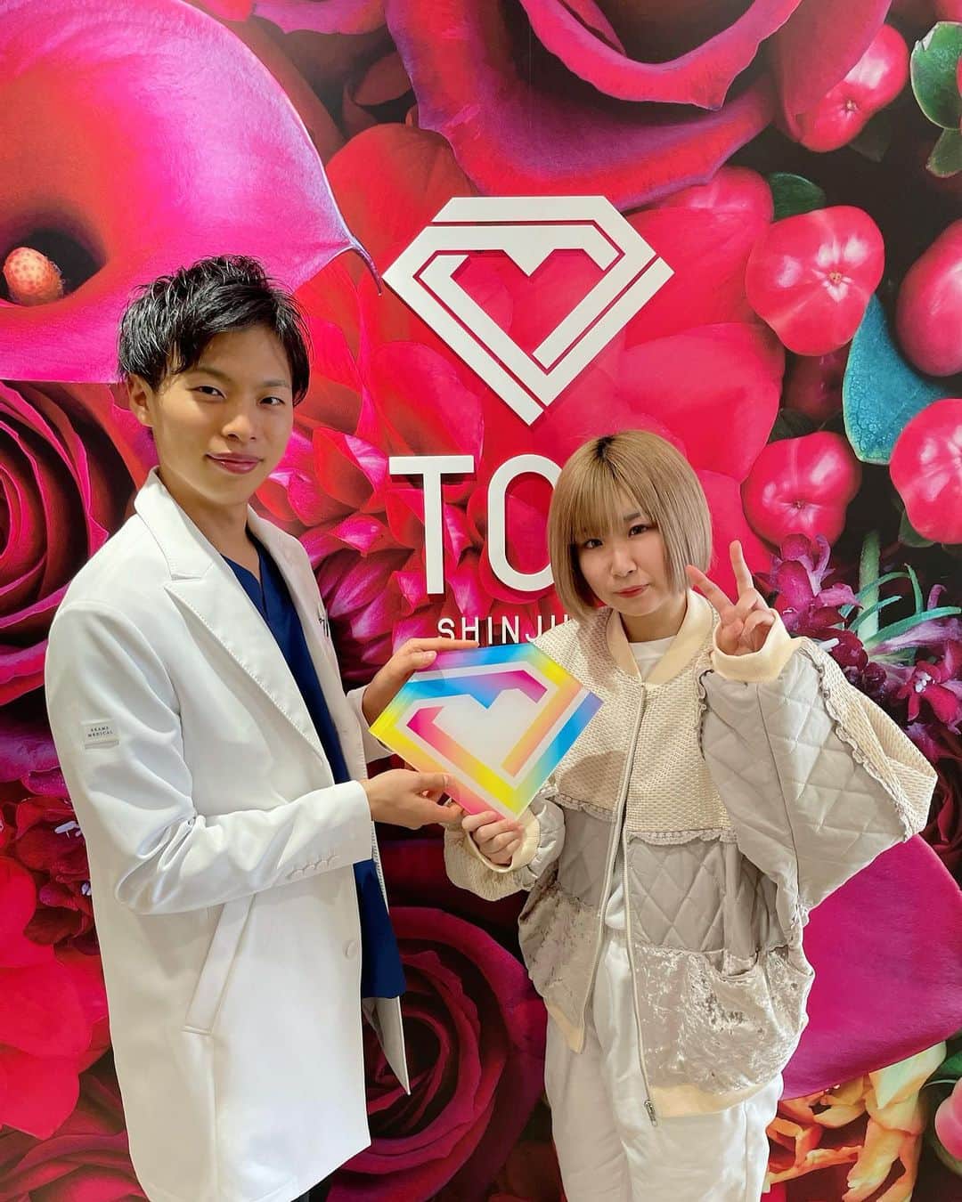 しふぉんのインスタグラム：「東京中央美容外科新宿東口院に行ってきたよ😮❗️(@tcb_shinjuku_higashiguchi )  ソノクイーンっていうHIFUを受けた😼💥  前からだけど、まんまるなお顔(コンプレックス)を少しでもシュッと見せたいなーって試行錯誤してたんだけど、痛くないのは大前提で、切ったり縫ったりしなくて済む方法を調べてたらHIFUに辿り着いたってわけさ😼  １〜３ヶ月後になるとさらに効果出るみたいだからめちゃ楽しみ！個人的には痛みをあまり感じなかったから施術中は昼寝タイムでした😴笑  倉島先生(@tcb_kurashima ) めっちゃ若く見えてびっくりした！ ㅤㅤㅤㅤㅤㅤㅤㅤㅤㅤㅤㅤㅤ 病院は華やかで綺麗だったし、カウンセラーさんの包容力と丁寧な説明で緊張せずに悩みを話せたからよかったです👵🏻💖  #リフトアップならTCB東京中央美容外科 #美容整形ならTCB東京中央美容外科 #東京中央美容外科　#美容外科　#東京中央美容外科新宿東口院　#倉島侑希　#ソノクイーン　#ハイフ　#HIFU #リフトアップ　#PR」