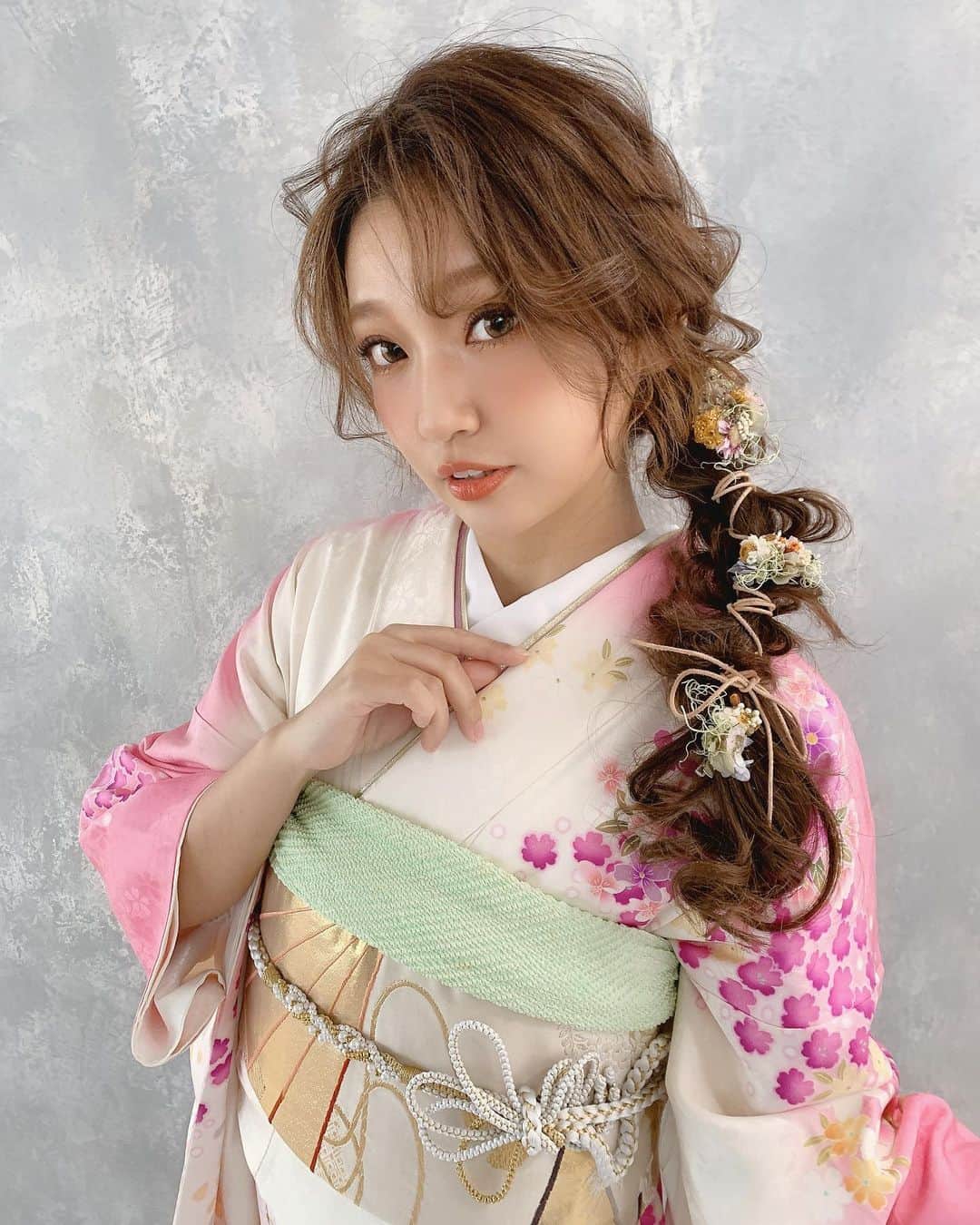 いっちゃん/嶋津 いつみさんのインスタグラム写真 - (いっちゃん/嶋津 いつみInstagram)「. . あけましておめでとうございます🙇‍♀️♡ . . . . 去年はコロナに振り回される1年でしたね😞💦 . . . . いつもマイペースな私ですが 去年はナースとしても忙しく過ごすことが多く、 なかなか皆さんとコミュニケーションが取れなかったな…👉🏻👈🏻 と思っております🥲 . . . . . 今年もマイペースなのは変わりませんが← 出来るかぎりで 皆さんとコミュニケーションとれたらなー、と思っております🐯💚 . . . . . 本年もよろしくお願い致します💓 . . . . . 写真は @rabichepow.fuuji  が 振袖に合わせてセットしてくれて 編みおろしです🐥💕 . . . @mi_kity62  の紫の振袖コーデと並ぶと 鬼滅カラーっぽくなってしまいました💜💖 . . . . . #振袖 #和装 #着物 #お正月 #関西  #関西サロモ  #サロンモデル #サロモ #いっちゃん  #フリーモデル #関西モデル  #あざといっちゃん #かわいっちゃん #いっちゃんコーデ  #ブライダルモデル #アレンジモデル #ヘアカラー  #ヘアアレンジ #くしゃ顔  #ヨシンモリ #치맥  #좋아요환영 #소통환영 #팔로우환영 #팔로미 #인친환영 #친구해요 #셀카 #셀피」1月2日 21時57分 - istumiiiru