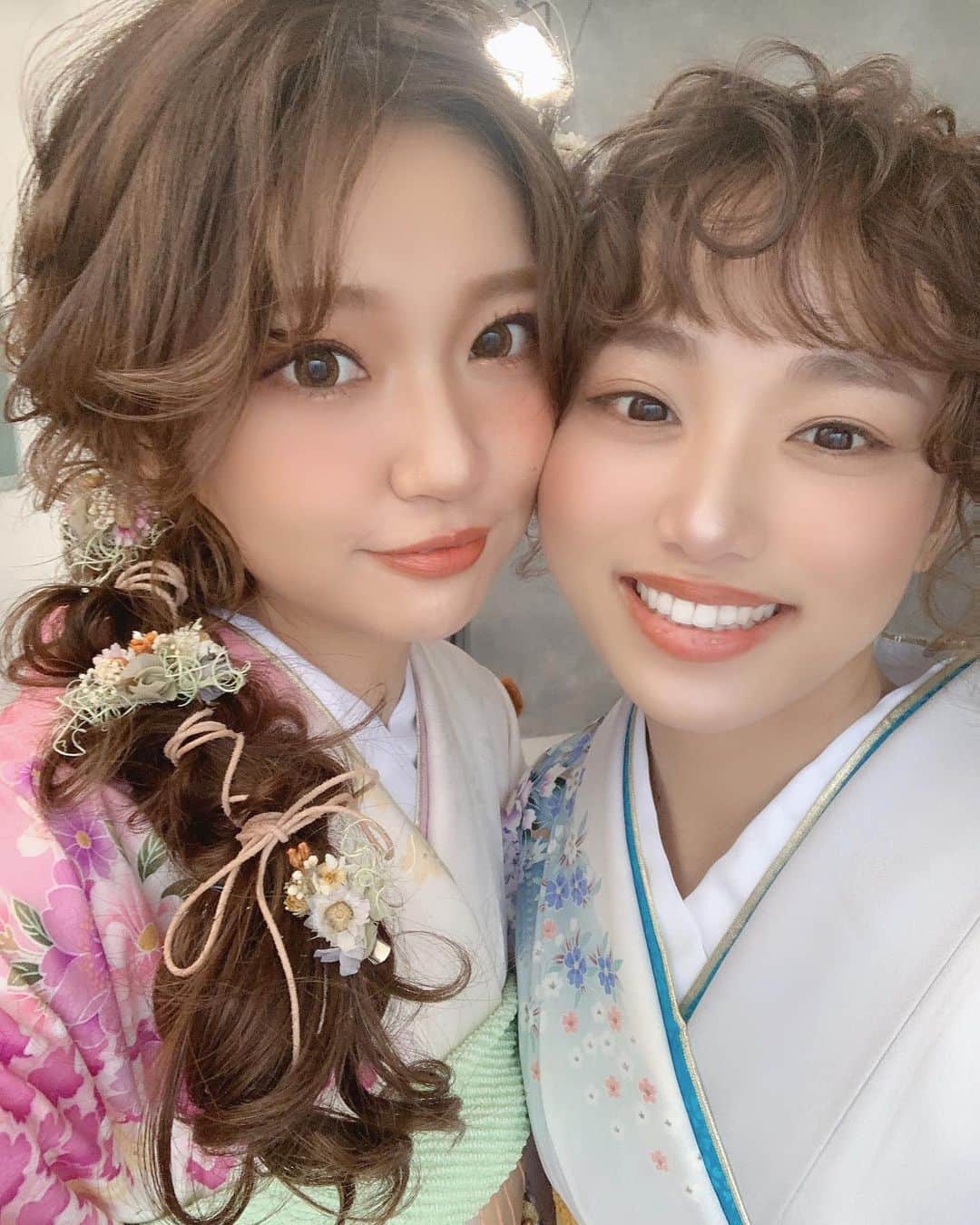 いっちゃん/嶋津 いつみさんのインスタグラム写真 - (いっちゃん/嶋津 いつみInstagram)「. . あけましておめでとうございます🙇‍♀️♡ . . . . 去年はコロナに振り回される1年でしたね😞💦 . . . . いつもマイペースな私ですが 去年はナースとしても忙しく過ごすことが多く、 なかなか皆さんとコミュニケーションが取れなかったな…👉🏻👈🏻 と思っております🥲 . . . . . 今年もマイペースなのは変わりませんが← 出来るかぎりで 皆さんとコミュニケーションとれたらなー、と思っております🐯💚 . . . . . 本年もよろしくお願い致します💓 . . . . . 写真は @rabichepow.fuuji  が 振袖に合わせてセットしてくれて 編みおろしです🐥💕 . . . @mi_kity62  の紫の振袖コーデと並ぶと 鬼滅カラーっぽくなってしまいました💜💖 . . . . . #振袖 #和装 #着物 #お正月 #関西  #関西サロモ  #サロンモデル #サロモ #いっちゃん  #フリーモデル #関西モデル  #あざといっちゃん #かわいっちゃん #いっちゃんコーデ  #ブライダルモデル #アレンジモデル #ヘアカラー  #ヘアアレンジ #くしゃ顔  #ヨシンモリ #치맥  #좋아요환영 #소통환영 #팔로우환영 #팔로미 #인친환영 #친구해요 #셀카 #셀피」1月2日 21時57分 - istumiiiru