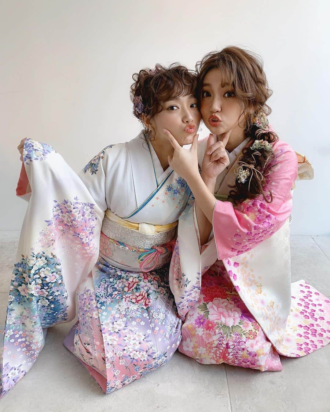 いっちゃん/嶋津 いつみさんのインスタグラム写真 - (いっちゃん/嶋津 いつみInstagram)「. . あけましておめでとうございます🙇‍♀️♡ . . . . 去年はコロナに振り回される1年でしたね😞💦 . . . . いつもマイペースな私ですが 去年はナースとしても忙しく過ごすことが多く、 なかなか皆さんとコミュニケーションが取れなかったな…👉🏻👈🏻 と思っております🥲 . . . . . 今年もマイペースなのは変わりませんが← 出来るかぎりで 皆さんとコミュニケーションとれたらなー、と思っております🐯💚 . . . . . 本年もよろしくお願い致します💓 . . . . . 写真は @rabichepow.fuuji  が 振袖に合わせてセットしてくれて 編みおろしです🐥💕 . . . @mi_kity62  の紫の振袖コーデと並ぶと 鬼滅カラーっぽくなってしまいました💜💖 . . . . . #振袖 #和装 #着物 #お正月 #関西  #関西サロモ  #サロンモデル #サロモ #いっちゃん  #フリーモデル #関西モデル  #あざといっちゃん #かわいっちゃん #いっちゃんコーデ  #ブライダルモデル #アレンジモデル #ヘアカラー  #ヘアアレンジ #くしゃ顔  #ヨシンモリ #치맥  #좋아요환영 #소통환영 #팔로우환영 #팔로미 #인친환영 #친구해요 #셀카 #셀피」1月2日 21時57分 - istumiiiru
