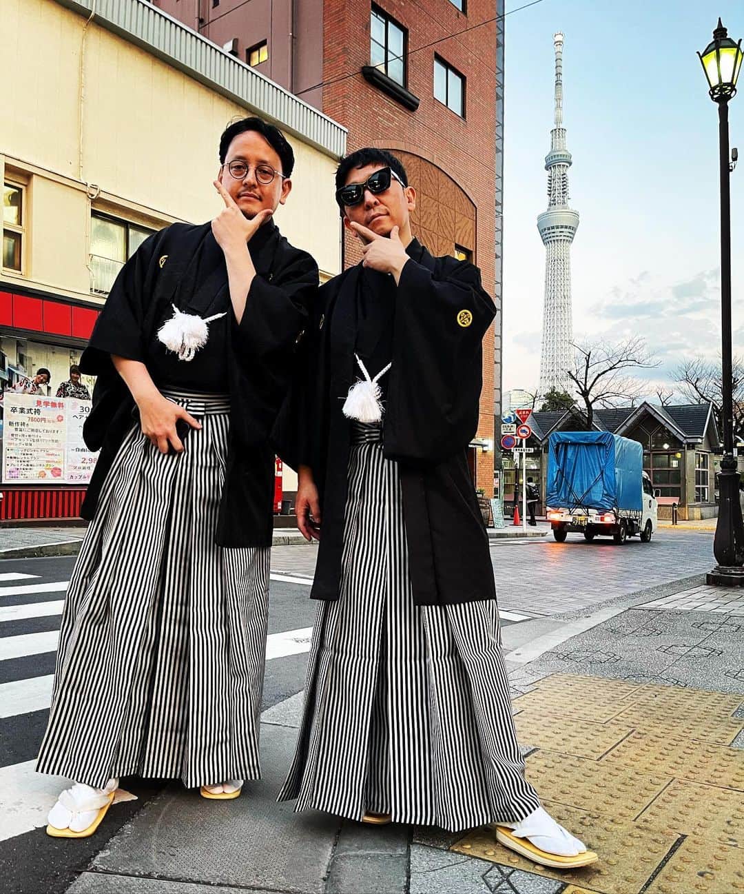 Taku Takahashiのインスタグラム：「2021年は「カッコいいと思っていること」より「好きなこと」がいっぱいできるように頑張りたいと思っています。自分に正直で素直にね。  m-flo、ソロ、プロデュースもの、blockfm、OTAQUESTと色んなことをやっていますが。さらにそれ以外にもやりたいことは全部やる。  本年もよろしくお願いします。」