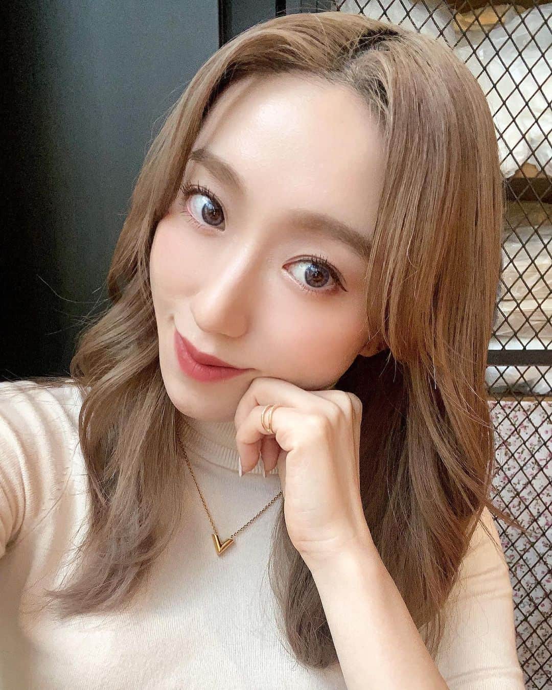 のインスタグラム：「2021🤍 あけましておめでとうございます🎍沢山の愛をあげることと、自分を超えること、毎日楽しく頑張りますっ🤍 今年もよろしくお願いします🐮💕✌🏻  #2021 #newyear #happynewyear2021」