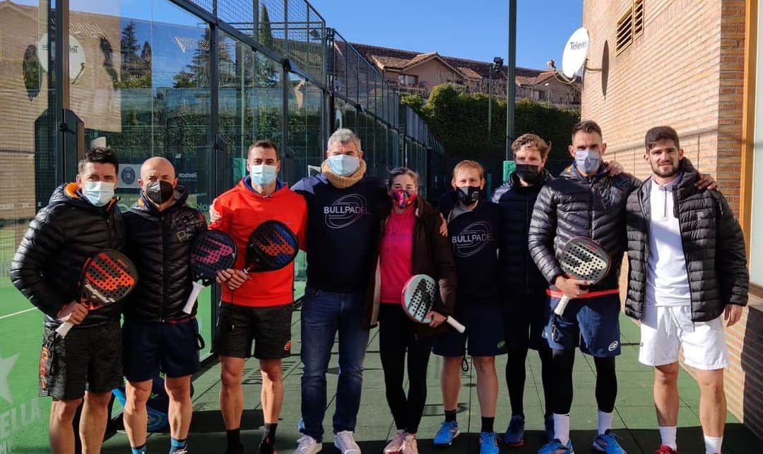 ジョルディ・コディーナのインスタグラム：「Primero del año... #bullpadelteam @javi.guerrero10 @angel_cuellar13 @dani_garcia_lara @robertofresnedosooficial @alejandrasalazar9 @raulrh77 @miguelmista23 @bullpadelsport」