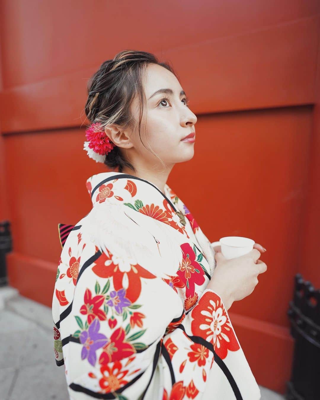 のインスタグラム：「初詣行ってきました⛩ YouTubeの投稿は明日からです。 お楽しみに❤️ みんなはお正月どう過ごしてる？ . #happynewyear  #newyear #2021 #kimono #shrine  #japan #tokyo #japanese #culture  #yukata #japanesegirl  #初詣 #新年 #お正月 #東京 #浅草 #着物 #雷門 #浅草寺 #赤 #着付け #甘酒 #持っているものは何でしょうか」