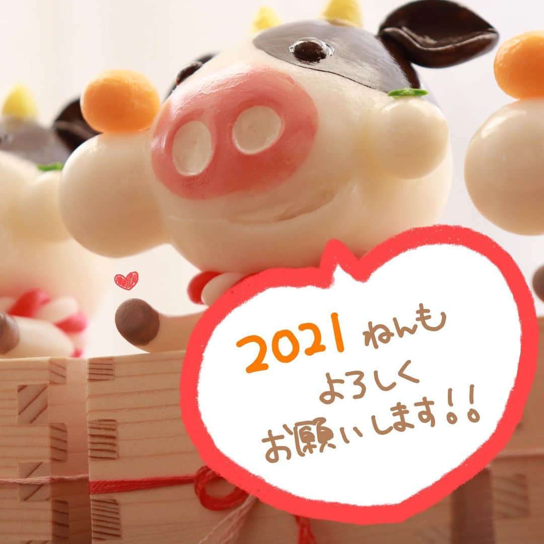 ちびあかぽんのインスタグラム：「こんにちは！ちびあかぽんです。  はっぴーにゅーいやーです🐮✨  昨年は大変お世話になりました。  新年も皆様にとって幸せいっぱいの1年になりますように…🙏✨  2021年もよろしくお願いいたします😌  #2021 #2021年 #正月 #謹賀新年 #happynewyear #ちびあかぽん #chibiakapon #丑年 #樹脂粘土 #粘土細工 #フェイクフード #和菓子 #鏡餅 #フェイクスイーツ #ハンドメイド」