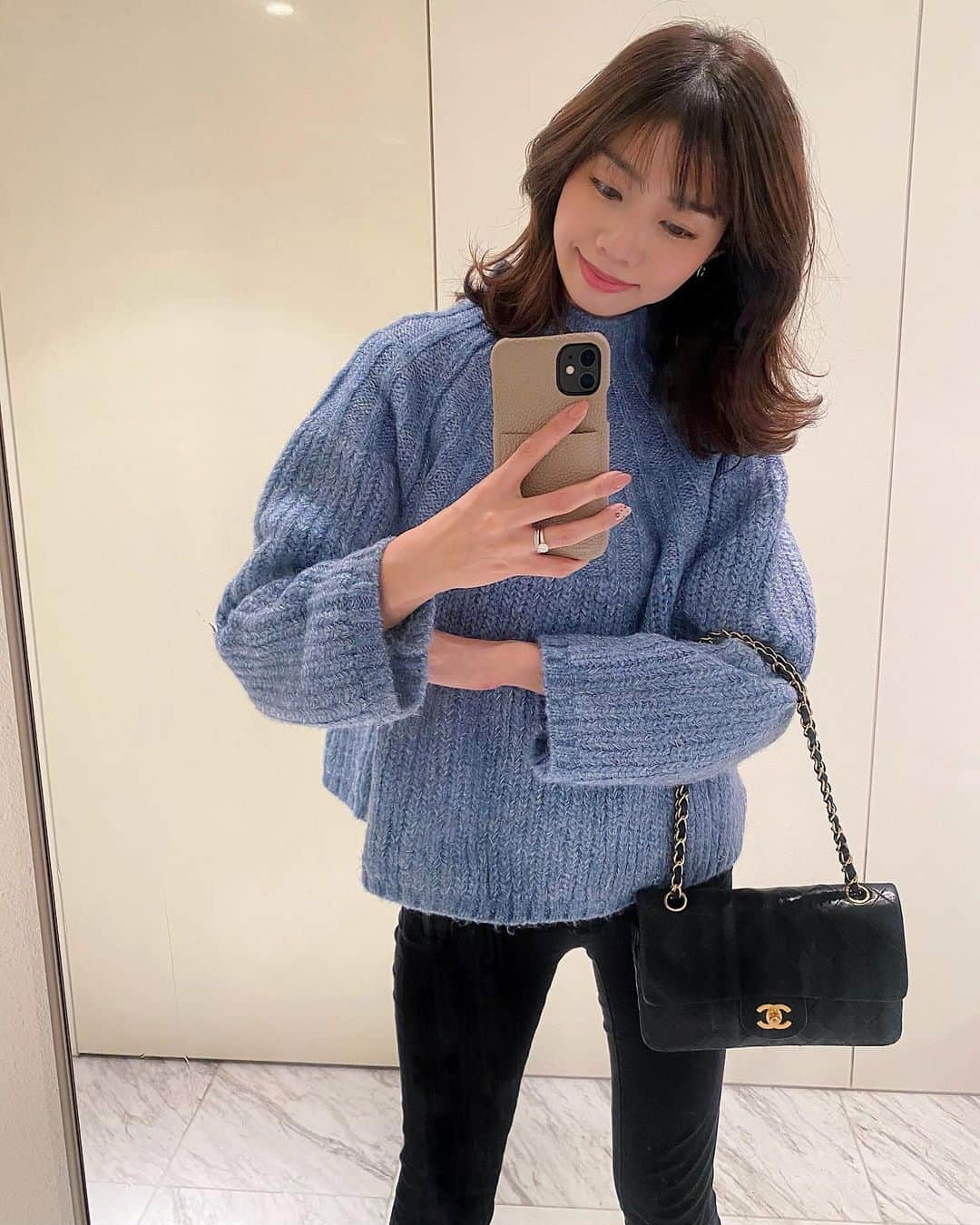 青山美沙子さんのインスタグラム写真 - (青山美沙子Instagram)「#coordinate ♡﻿ ﻿ ﻿ knit・・ @feerichelu  pants・・ @uniqlo_jp  shoes・・ @zara  bag・・ @chanelofficial  ﻿ ﻿ ﻿ ﻿ feericheluのローゲージニットはセールになってました☺︎♡﻿ セールだと普段手を出しにくい色にも挑戦できるのが良い♪﻿ ﻿ ﻿ ﻿ 写真だと分かりにくいけど、よーく見るとラメが入っていてニットだけど華やかさが出てお気に入り♡﻿ ﻿ ﻿ ﻿ ﻿ 今年のセールはオンラインで色々ゲットする事になるかなぁ〜﻿ ﻿ ﻿ ﻿ ﻿ ﻿ @feerichelu のSALEはなかなか良いのが素敵なプライスになってたよ🥳﻿ ﻿ ﻿ ﻿ ﻿ ﻿ #ニットコーデ#コーディネート#アラサーコーデ#アラサー女子コーデ#アラサーファッションコーデ#165cm#165cmコーデ#大人かわいいコーデ#大人可愛いコーディネート#ブルーコーデ#タートルニットコーデ#ブルーニット#シャネルチェーンバッグ#ユニクロパンツ#ユニクロきれいめ部#ユニクロ女子 #ザラジョコーデ#ザラブーツ#フェリーシェル#プチプラコーデ#プチプラコーデ部 #コーデ記録#js_sale#feerichelu#jointspace」1月2日 22時06分 - misa1120mh