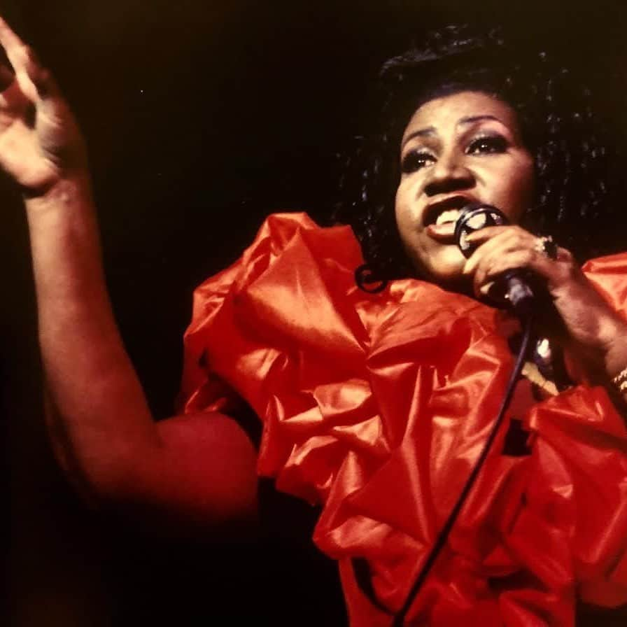 パット・マグラスさんのインスタグラム写真 - (パット・マグラスInstagram)「RED RESPECT ⚡️⚡️⚡ TRANSCENDENT Aretha Franklin performing live onstage at Radio City Music Hall 1991  ⚡️⚡️⚡ #patmcgrathlabs #inspiration #ComingSoon」1月2日 22時00分 - patmcgrathreal