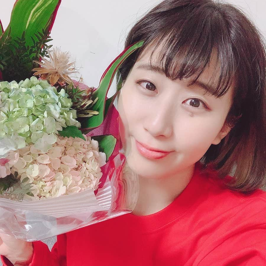 ぱちおまるさんのインスタグラム写真 - (ぱちおまるInstagram)「年末放送でお花いただいたので📸ぱしゃり💐  いんすたでも改めて あけましておめでとうございます！ 誕生日お祝いいただき、ありがとうございます🥂  2020年は、みんなが健康で楽しく暮らせればそれでええやんと思えた1年でしたね🤤 ゆるくたのしくたくましく、好きなことに目を向けて、のんびりやってこうとおもてます☺️ みんな今年も仲良くしてね〜👸」1月2日 22時02分 - pachiomaru