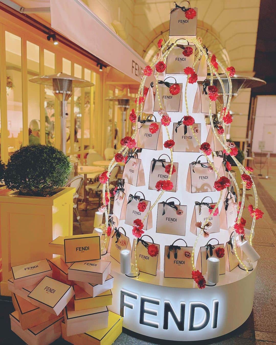 のインスタグラム：「🎄 . . . #FENDI #FENDIカフェ #表参道 #アニヴェルセル表参道 #映えスポット #インスタ映え #名古屋 #錦 #salondegold #キャバクラ  #キャバ嬢 #クラブ #ラウンジ #自撮り #シャンパン #歌舞伎町 #六本木 #銀座 #北新地  #ミナミ #中洲 #すすきの #followforfollowback #いいね #followｍe #follow #かわいい #instalike #instagood #likesforlike」