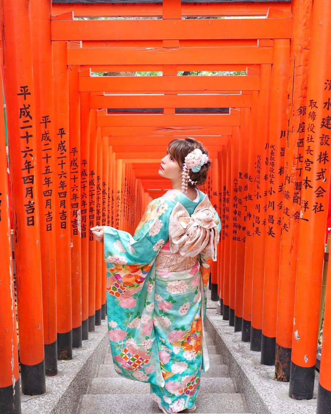 のインスタグラム：「日枝神社の千本鳥居⛩⛩⛩⛩⛩﻿ とっても神秘的ですよね...✨﻿ ﻿ 日枝神社で引いたおみくじ🥠﻿ 今年は吉でした☺️❤️嬉しい❣️﻿ ﻿ ﻿ そして、さわだ屋さんの帯の結び方が﻿ 薔薇みたいで本当に素敵なの👘﻿ 後ろ姿も特にお気に入り🌹﻿ ﻿ ﻿ ﻿ #日枝神社#happynewyear#あけましておめでとうございます#千本鳥居#鳥居#振袖#着物#着物コーディネート#着物女子#着物ヘアアレンジ#元日#謹賀新年」