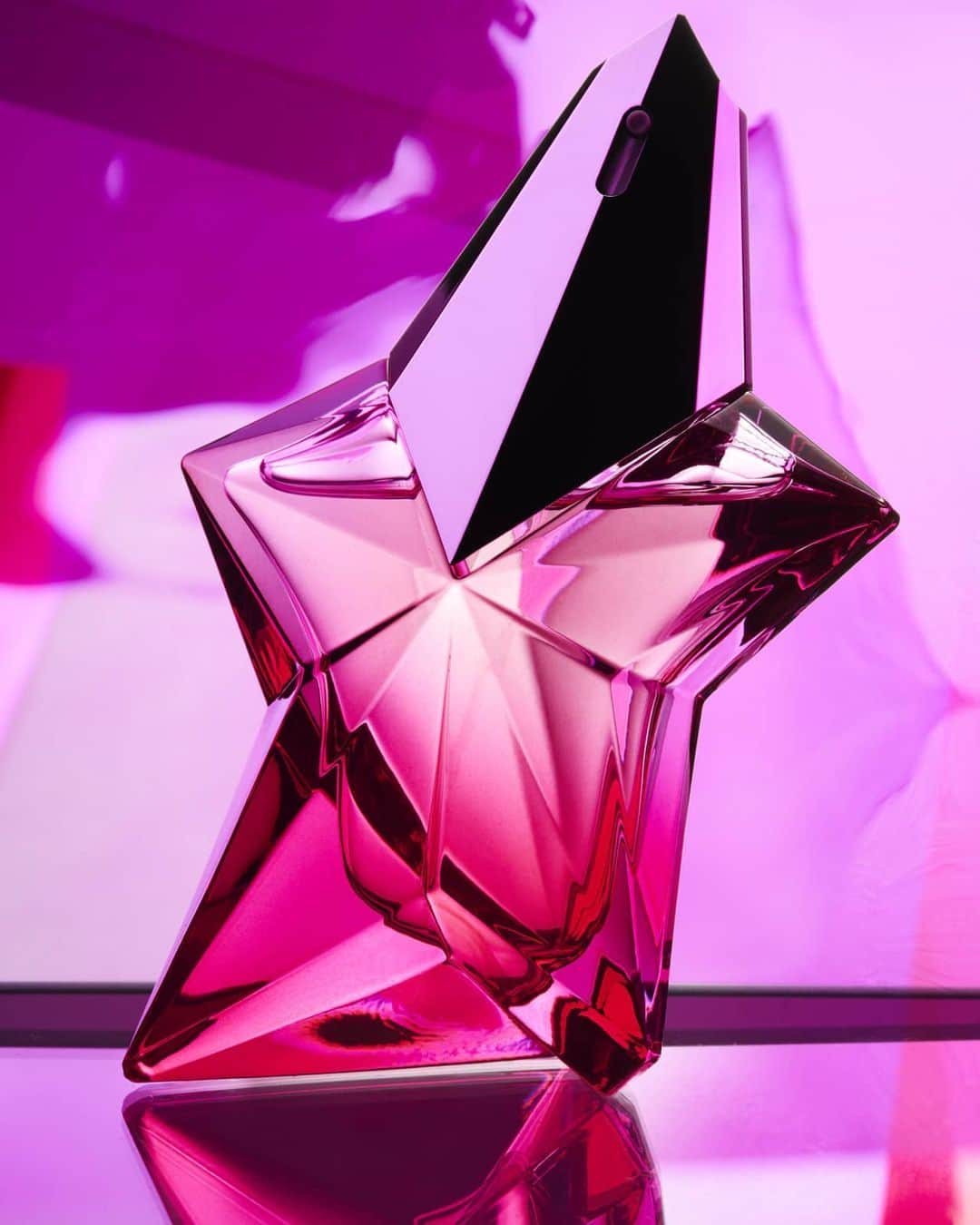 ミュグレーのインスタグラム：「Innovative. Committed. Explore Angel Nova: the new star is now available in the US at Mugler.com.  #AngelStar #MuglerAngelNova #BelieveInDreams」