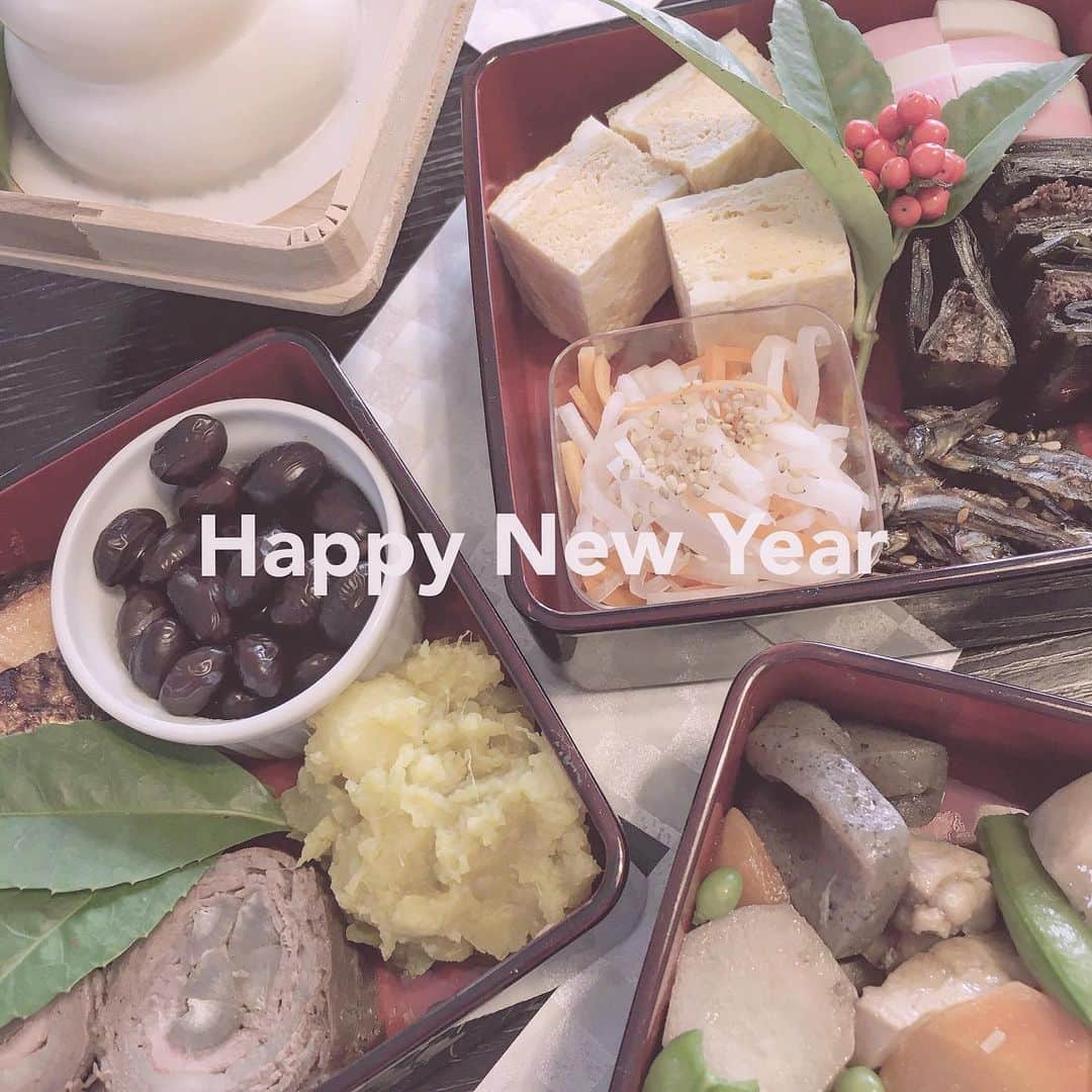 加藤咲希のインスタグラム：「はぴにゅいや👶🏻❕ . 今年もまっまの手作りおせちを食べました＼^^／幸 毎年のことながら美味しい🥰🥰 来年こそはお手伝いするのﾀﾞ~ . . #加藤咲希 #かとぅ #かとっこ🐱🌸 #おせち料理 #お正月料理 #かとかめら☺︎」
