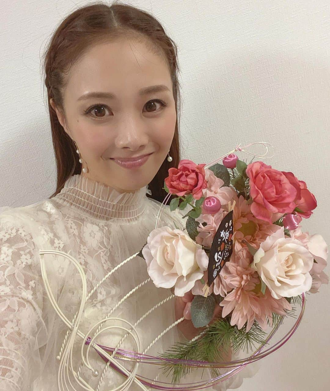 妃海風さんのインスタグラム写真 - (妃海風Instagram)「. . らんすいえんさんから 素敵すぎるお花のお飾りが 届きました〜🥺💖💐 . よくあるお正月のお飾りは 色彩がタイプじゃないものが多いけど🤨🎍 こちらかんっぺき‼️💓💓💓 . . 玄関に飾ろう😍 幸せ舞い込んできそうだわ💖 . . 今年もたくさんのお花に出会えるといいなあー💐😍 . #らんすいえん #ありがとう #お花 #ピンクのお花は🌸 #ほぼ一年中お部屋に飾ってます #種類は問わない、ピンクであれば笑」1月2日 22時11分 - fuhinami_official