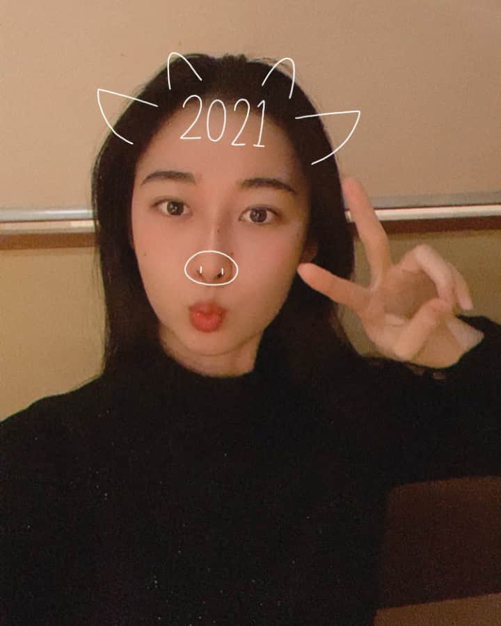 西山なずなのインスタグラム：「. あけましておめでとうございます！！ 今年もよろしくお願いいたします😌」