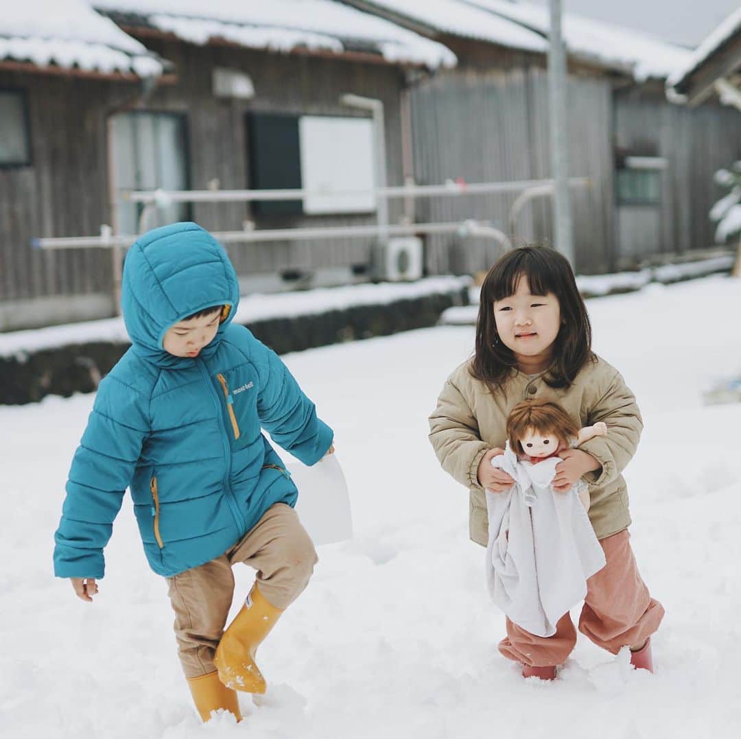 Takafumi Gotoのインスタグラム：「シワの入ってないきれいな白い画用紙が大事なボーイと、ポポちゃんが大事な長靴雪入り悲しいガール。」