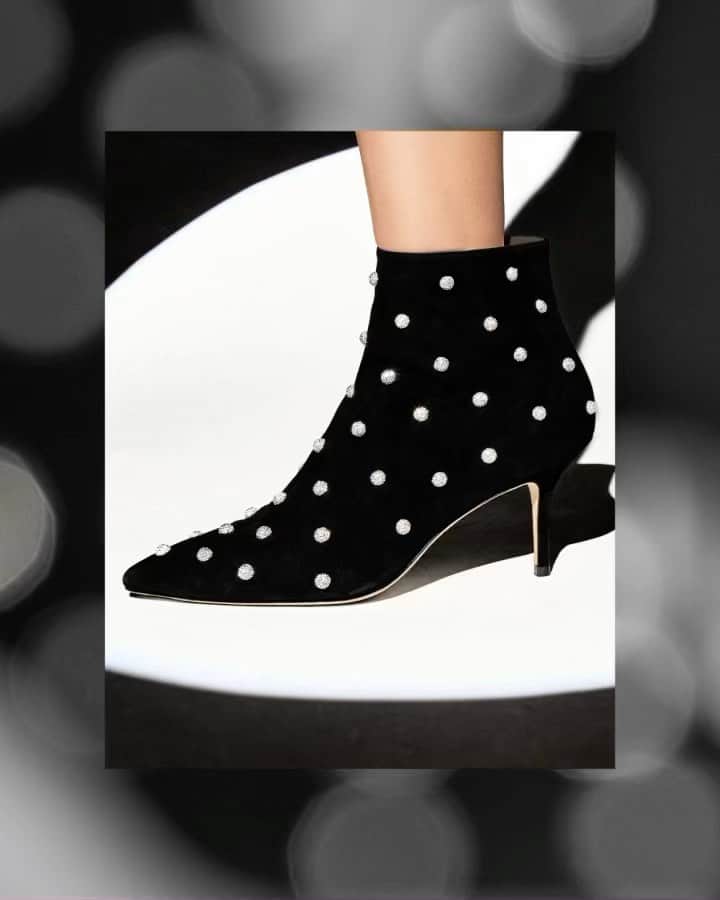 のインスタグラム：「To taking bigger, brighter and bolder steps in 2021. Let's go. #HappyNewYear #CARINECRYSTAL #StuartWeitzman」