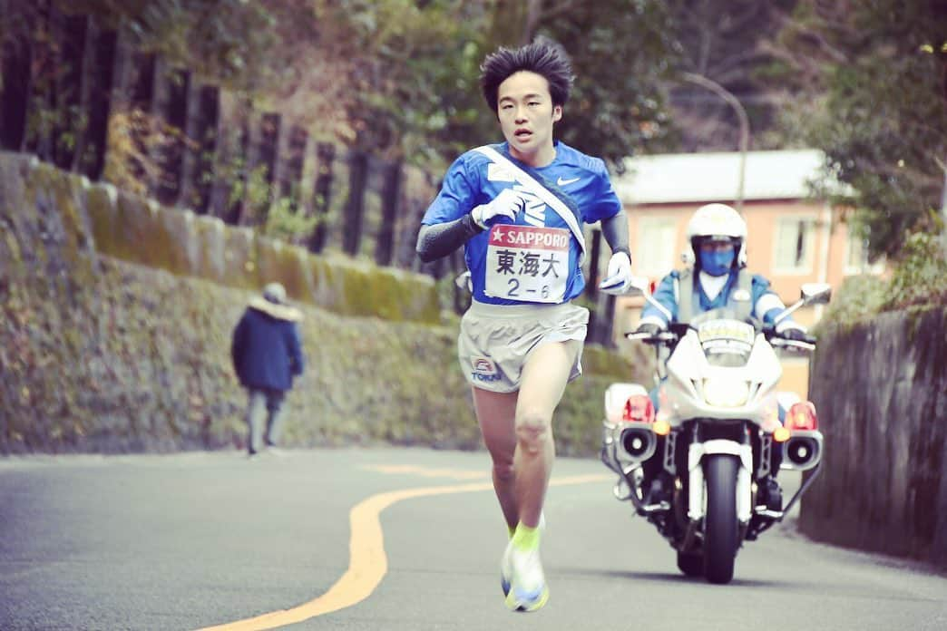 東海大学（公式）のインスタグラム：「【箱根駅伝6区】 #川上勇士 選手が3位でタスキリレー🏃‍♂️✨ トップとは3分23秒差！ 素晴らしい箱根デビューでした🎽 引き続き #東海大学 の応援をよろしくお願いします🙏 (写真提供＝陸上競技部駅伝チーム) #GoTOKAI #箱根駅伝2021 #東海大学 #川上勇士」