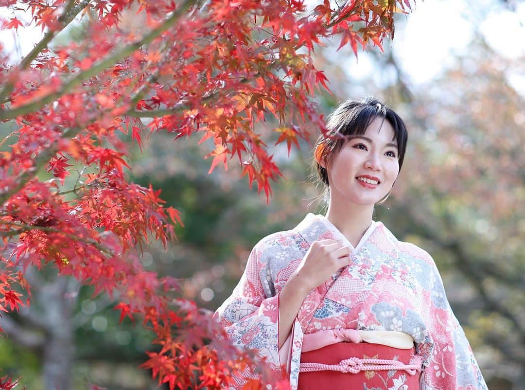 内田有理のインスタグラム：「かろうじて紅葉🍁11月頃？ 着物欲しくなる👘😵母の着物と帯は叔母さんの遺品コーディネート✨着付けヘアセット30分の鬼技。帯絞め反対なのは…すみません😱写真横バージョン」