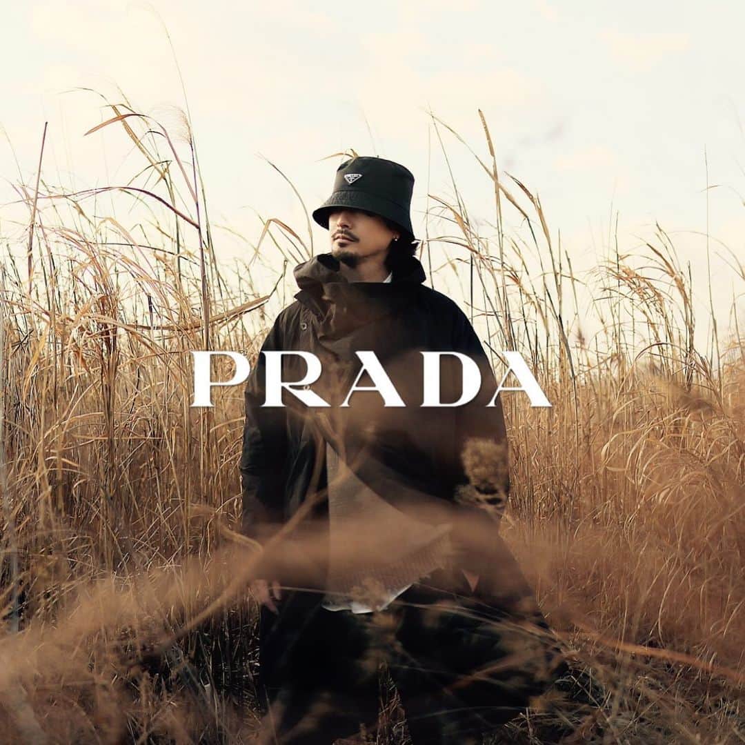 kazuのインスタグラム：「🎍明けましておめでとうございます🎍 今年もよろしくお願いします🤝  PRADA バケットハット を使ったコーディネート  ハット　　PRADA コート　　ZARA ニット　　freaksstore  パンツ　　ZARA シューズ　NIKE  #fashion  #mensfashion  #codenate #ootd  #zara  #freaksstore  #Nike #AF1  #prada  #ファッション　#メンズファッション　#コーティネート  #バケットハット  #プラダ　#ナイキ　#コート　#スニーカー　#ニット　#カーゴパンツ　#ザラ　#UNIQLO  #ユニクロ　#2021」