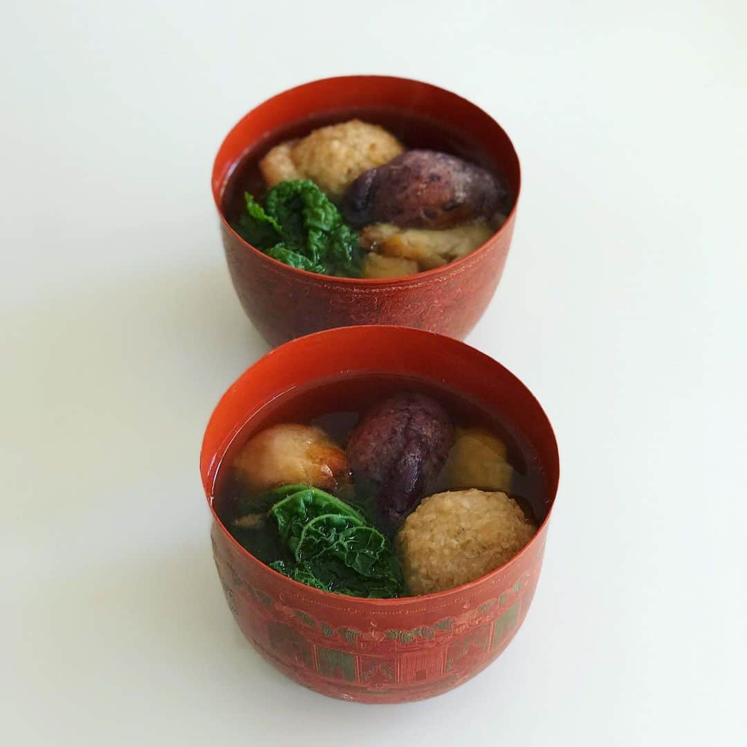 のインスタグラム：「元旦3日めは、博多雑煮。 昆布 アゴだし 干し椎茸 鰹節 （いりこはなくて省いた） の しっかりした出汁に定番 の かつお菜 かしわ 塩した鰤 焼いた丸餅 に 加えて、今年は百合根入り。 お餅はいただきもの の 鹿児島・かえるすたいるの紫米、粟、餅米 の ３種類の杵つき餅。」