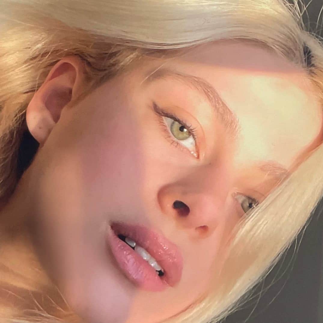 ニコラ・ペルツのインスタグラム：「zoom」