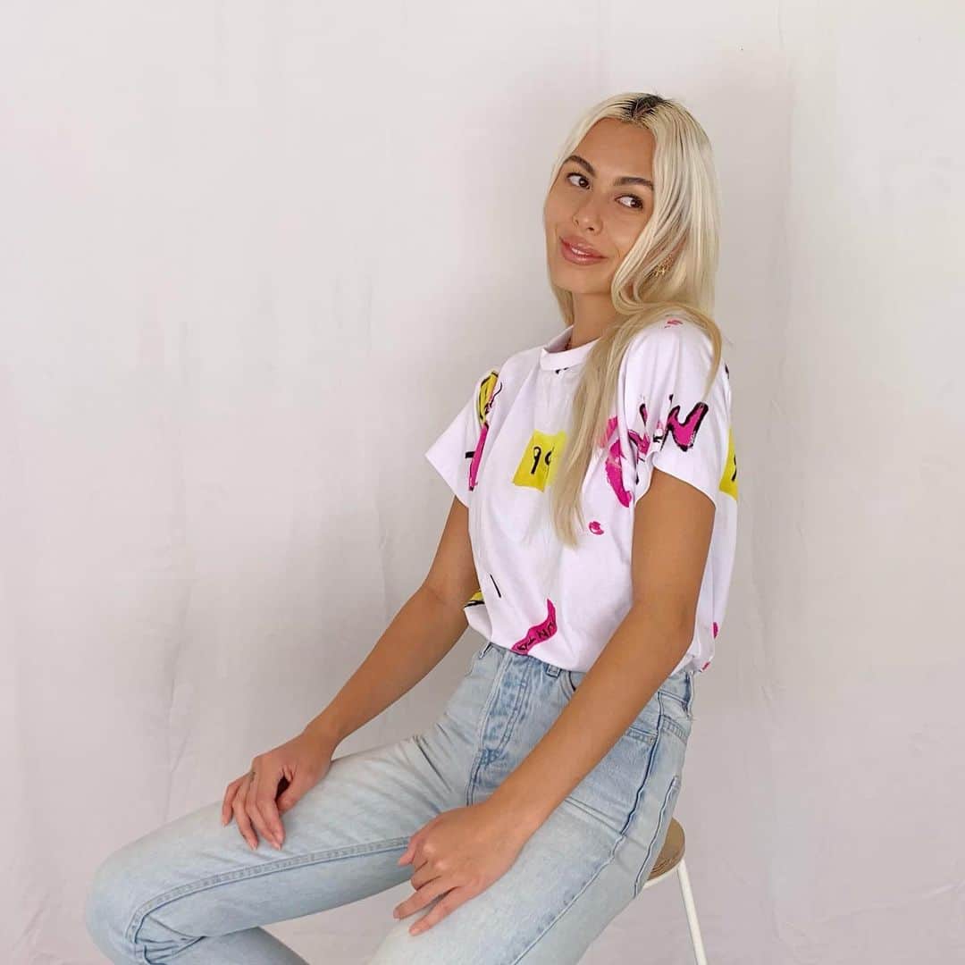 アリスマッコールのインスタグラム：「Our Graffiti Tee #aliceMcCALL」