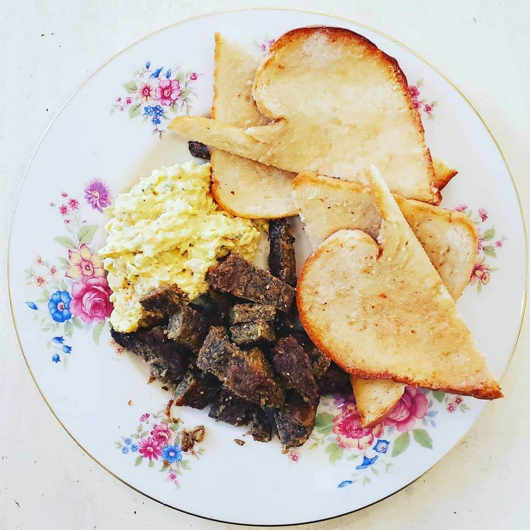 ガソリングラマーさんのインスタグラム写真 - (ガソリングラマーInstagram)「PLANT BASED SAUSAGE EGG SALAD + BUTTER TOAST #GASOLINEKITCHEN 🍳🥬🧀🌶🍞🧈🌿 @fieldroast #sausage #breakfastsausage  @miyokoscreamery #oatmilk #VEGANBUTTER  @heartlandbreadco grandmas perfect white #bread #toast @rabbitholefoods #chickpea #dip #delisalad #eggsalad  #vegan #veganfood #whatveganseat #plantbased #vegetarian #VEGANGOOD #vegansofig #veganfoodie #foodie #plantbased #plantbasedfood #plantbasedfoodie @gasolineglamour #gasolineglamour  @gtfoitsvegan  #gtfoitsvegan #breakfast  #veganbreakfast」1月3日 7時58分 - gasolineglamour